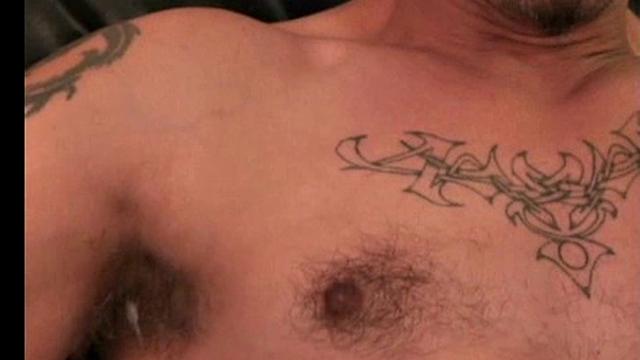 парень дрочит так быстро, будто опаздывает на свидание