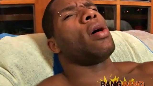 Габриэль дрочит свой толстый член и балуется игрушкой