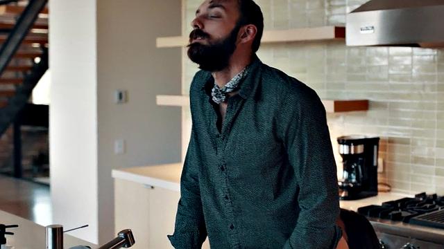 Смотри, как транс-милфа сосёт парню и демонстрирует сиськи в ванной