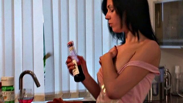 cutie дрочит бутылкой, соусы вне игры сегодня