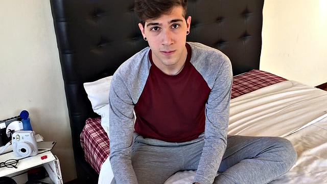 латинский красавец доводит соседа до оргазма за деньги