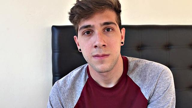 латинский красавец доводит соседа до оргазма за деньги