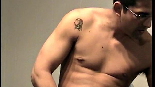 Помогаю Заку кончить рукой, сперма на животе