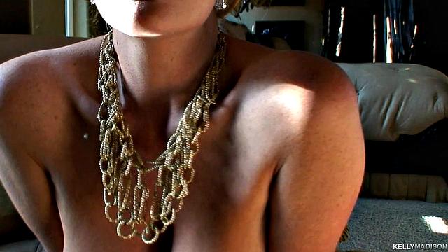 зрелая в очках не выдержала и отдалась на ходу