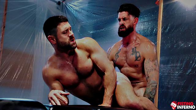 мускулистый парень в плену пластика и горячего воска