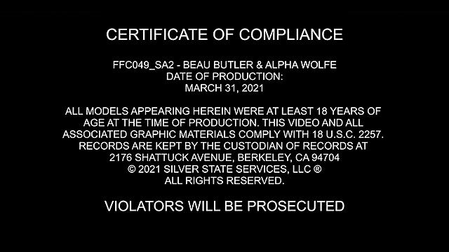 мускулистый парень в плену пластика и горячего воска