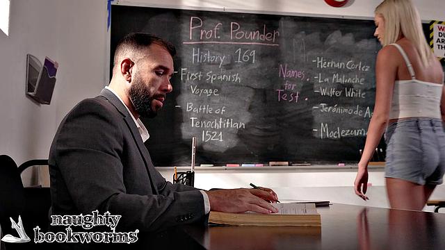 Блондинка в очках решила улучшить отношения с профессором прямо на парте, без лишних слов и стеснения.