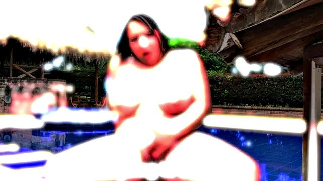 Sofia Deluxe: Bikini, Sun