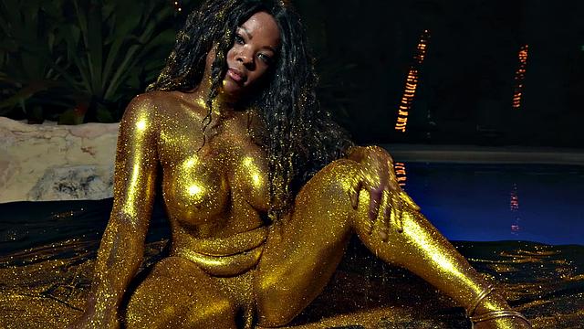 Райли Фокс купается в глиттере и уводит Рамона в золотой заплыв