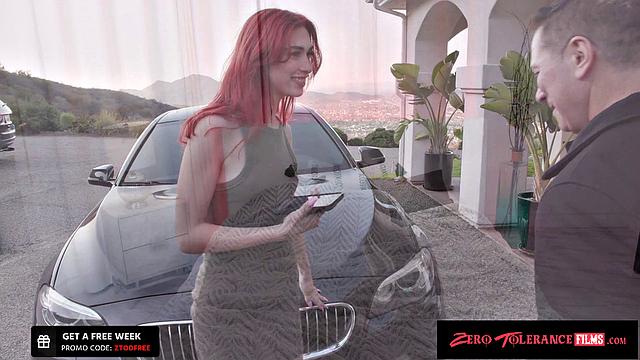 Огненная рыжая сама верхом добивается дикого кайфа