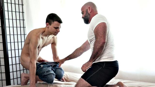 Bear daddy bottom fucked in asshole by petite twink