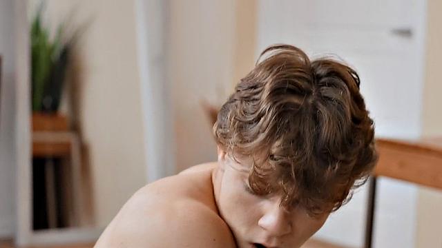 спортивный парень безумно шпилит мужика в жопу раком