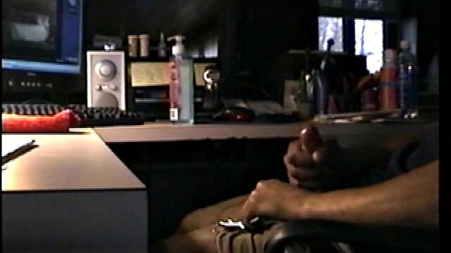 Зрелый Зак натирает член в трусах и кончает прямо туда