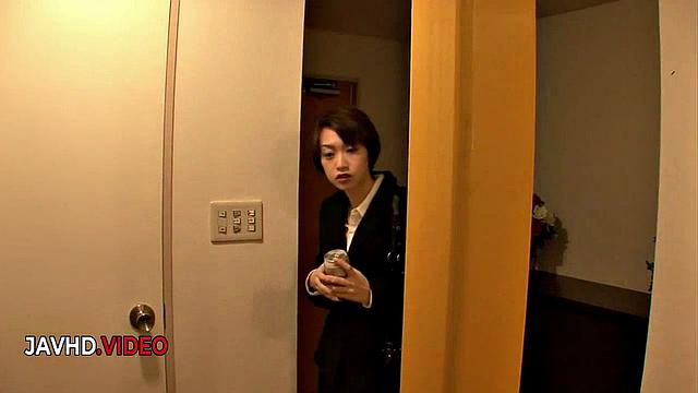 Акина Хара страстно дрочит себя дилдо и кайфует по полной.