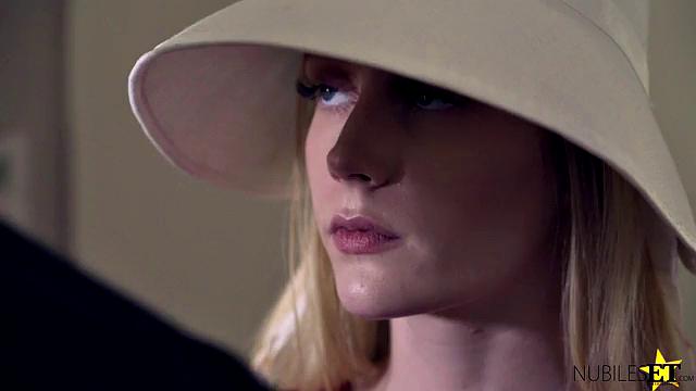 Блондинка Эмма Старлетто впервые получает обильный кремпай на церемонии