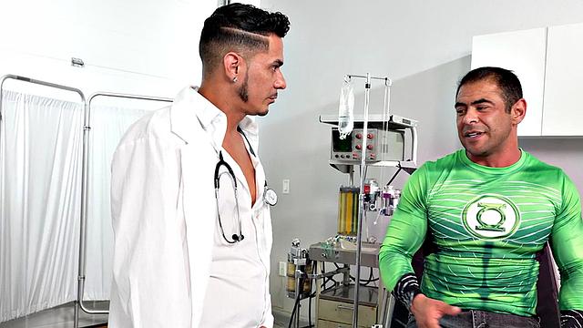 кроссдрессер получает по полной от доктора в кабинете