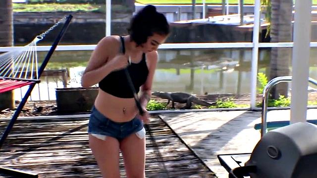 белая красотка в шортах дрочит огромный черный член