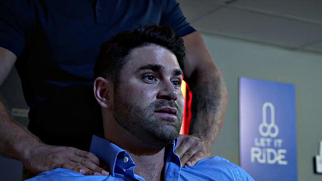 синий глазастый начальник жёстко трахает парня на столе