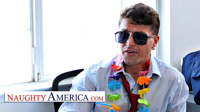 Блондинка Кристал Кларк уверенно трахается с коллегой ради должности, зрелая соблазнительница не стесняется своих желаний.