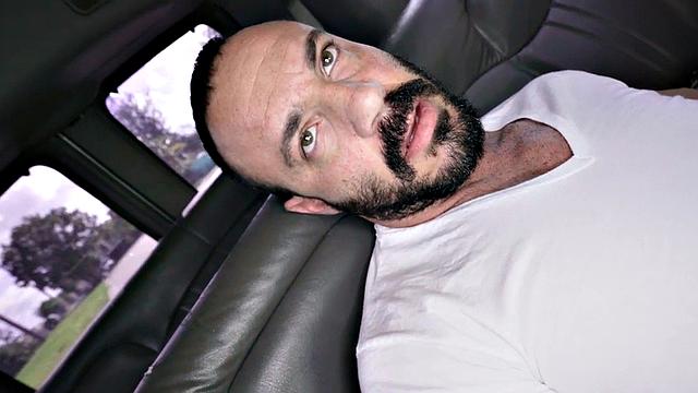 прямой парень соблазняет парня в фургоне и кончает ему на лицо