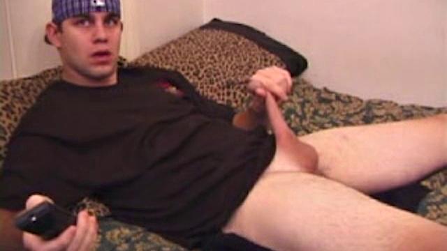 Бобби Дрейк дрочит и шутит о своих игрушках парням, которым скучно одному дома.