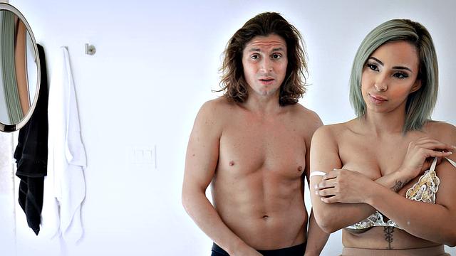 зрелая мачеха трахается с пасынком ради беременности