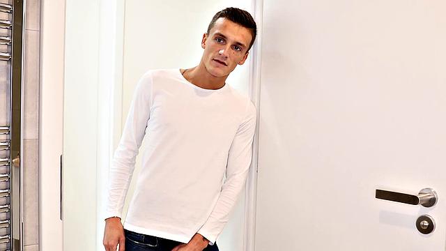 милф Дженни Смит устраивает жаркий перепих в сауне и на диване