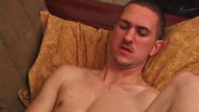 Каспер Кокс дрочит, игрушки в деле, скучно не будет - гей-вечер в разгаре.