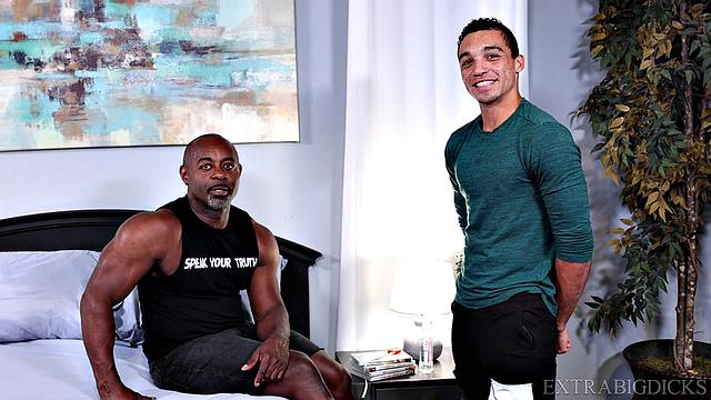 Аарон Трейнер меряет член Амоне Бейна и жестко его трахает