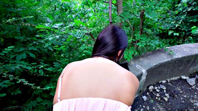 Брюнетка трахается в парке и сосет после