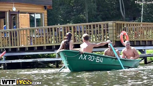 Брюнетка с пирсингом жадно берет двойное проникновение и кончает на пляже на лицо.