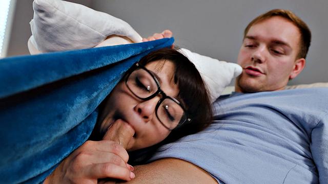 Семейное совещание плавно переходит в горячий тройничок на диване