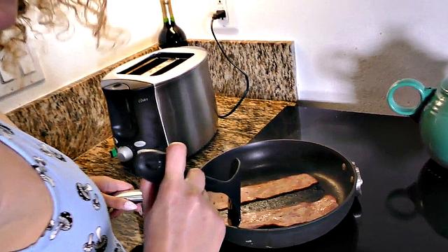 стройная брюнетка с жадным горлом и грязными словами в pov