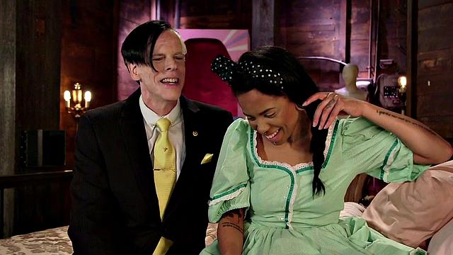 озорная косплейная брюнетка с тату жарко связана и оттрахана на кровати