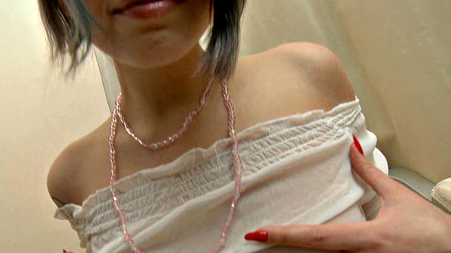 максин терзает свою гладко выбритую киску, не в силах остановиться