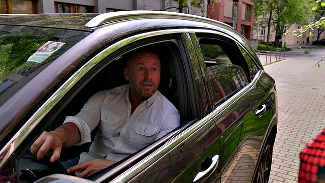 сочная блондинка в обтягивающем платье жарко трахается на кровати