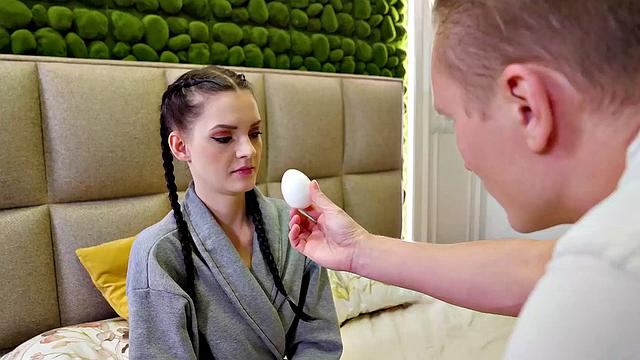 брюнетка с хвостиками сосет и скачет на члене в спальне