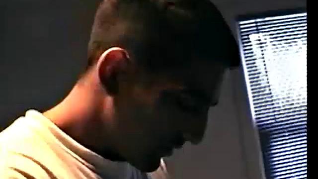 Захар дрочит крепкий член и мощно кончает на себя