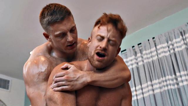мускулистый парень жестко трахает парня в голую крепкую жопу
