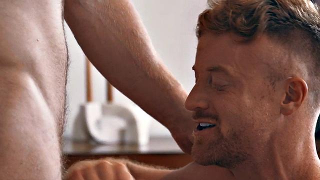 мускулистый парень жестко трахает парня в голую крепкую жопу