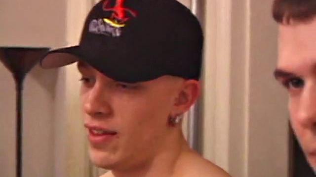 Восем парней выстроились и дрочат, пока кто-то не кончит первым - здесь никто не смотрит на часы