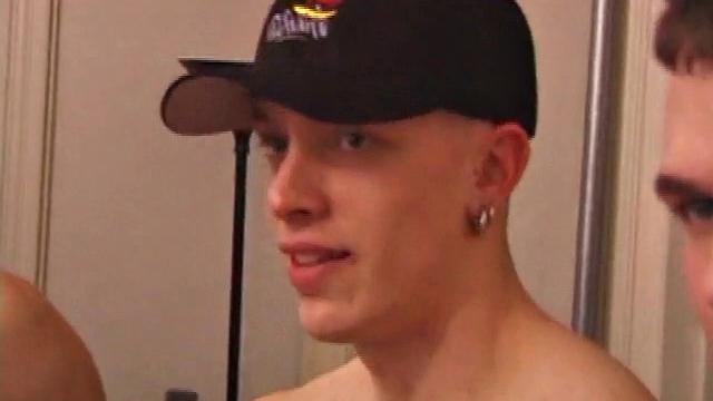 Восем парней выстроились и дрочат, пока кто-то не кончит первым - здесь никто не смотрит на часы