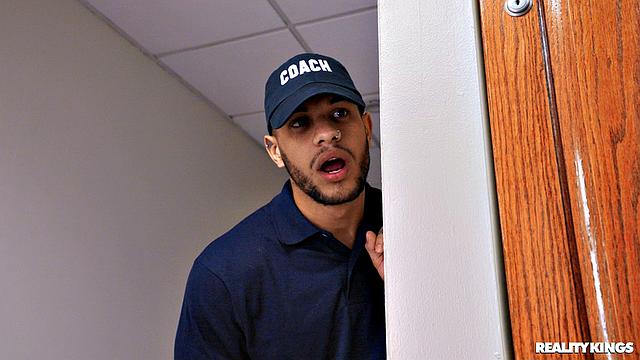 спортивная брюнетка трахается с тренером в раздевалке