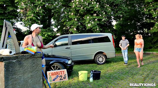 Девки моют тачку, а Домино проглатывает хуй Жорди за доплату - вот это благотворительность!