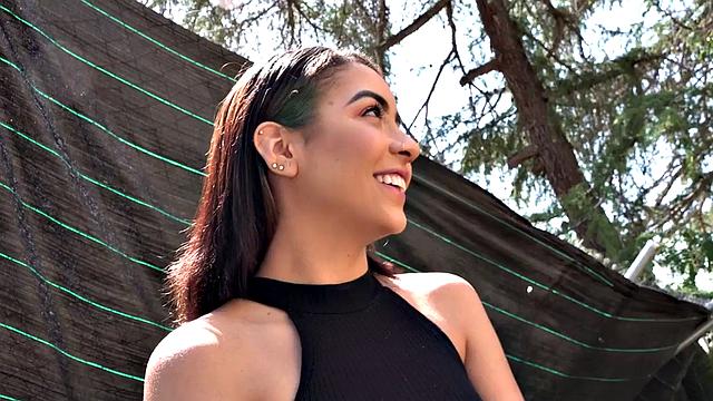 татуированная латина сосёт и трахается на улице