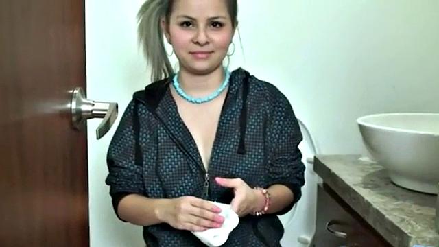 маленькая шалунишка мастурбирует в ванной и ржет как ненормальная