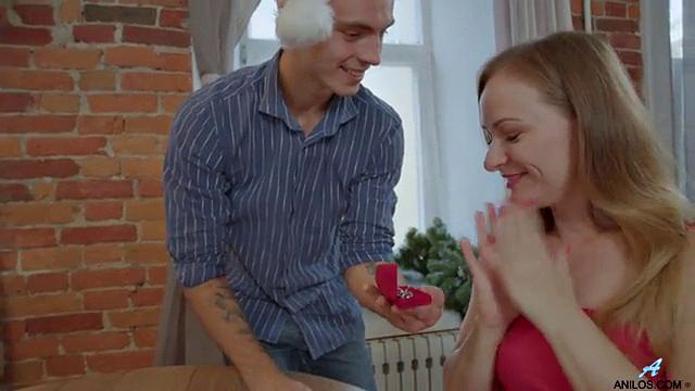 Блондинка-мамка отсасывает и трахается за новогоднее украшение