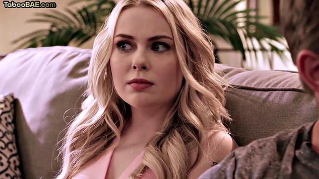 Две блондинки скачут на члене и кайфуют втроём с парнем.