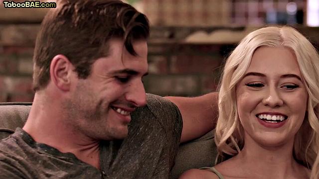 Две блондинки скачут на члене и кайфуют втроём с парнем.