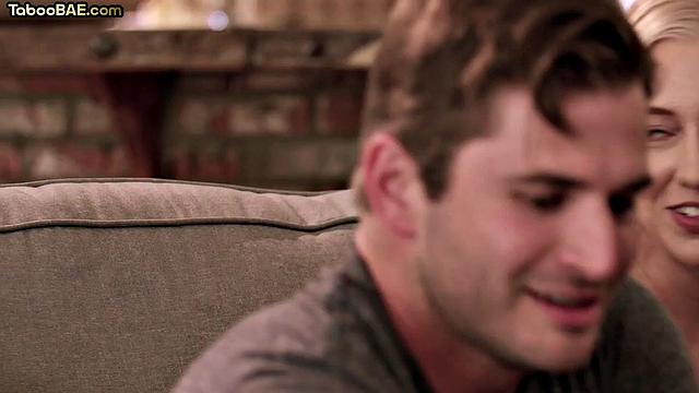 Две блондинки скачут на члене и кайфуют втроём с парнем.